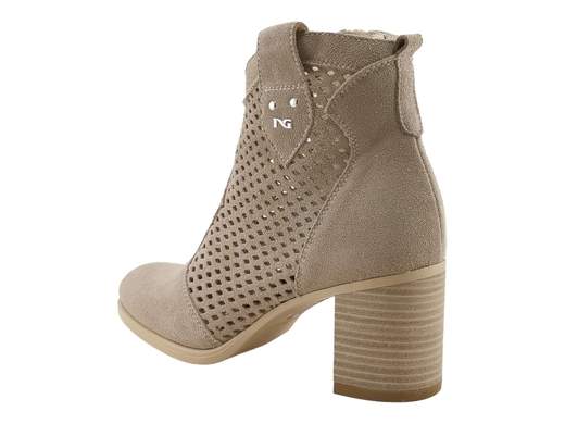 Elegante tronchetto estivo NeroGiardini in pelle scamosciata traforata colori avio e creta, tacco stabile 6,5 cm e zip interna, ideale per look urban chic.