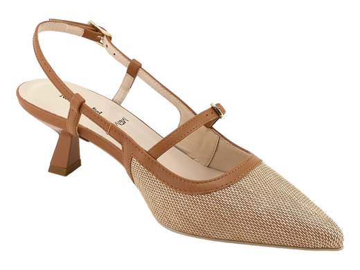 Elegante scarpa slingback NeroGiardini con tomaia in tessuto paglia e profili in pelle cognac, tacco 5 cm e doppio cinturino, perfetta per cerimonie estive.