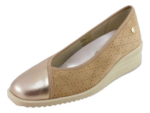 Scarpa comfort da donna Cinzia Soft in camoscio micro traforato taupe e pelle laminata sabbia, con plantare estraibile e zeppa flessibile da 3,5 cm.
