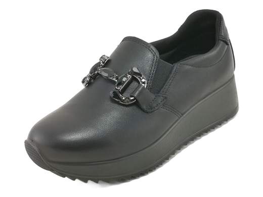 Mocassini Enval Soft in pelle nappa nera con platform e accessorio in pietre: comfort ed eleganza Made in Italy per ogni occasione.<br /><br />Comfort ed eleganza si incontrano nei mocassini platform Enval Soft 8779111 Esther. Realizzati in morbida pelle nappa color nero, catturano lo sguardo con l’elegante accessorio in pietre tono su tono, perfetto per aggiungere un tocco di classe anche ai look più semplici.<br /><br />Il sottopiede in pelle imbottito con memory foam regala una sensazione di benessere che dura tutto il giorno, mentre la zeppa platform di 4 cm in poliuretano leggero e antiscivolo assicura stabilità e leggerezza ad ogni passo.<br /><br />Ideali per chi ama uno stile pratico ma curato, questi mocassini Made in Italy sono la scelta giusta per affrontare la giornata con fascino e comodità.<br /><br />Cammina con stile e leggerezza: provali subito e non vorrai più toglierli!