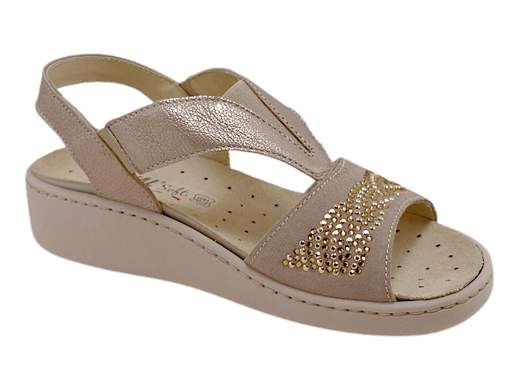 Scopri i Sandali Donna ENVAL Soft 5776922 in pelle metallizzata e camoscio con strass, comodi e flessibili, su Laporta Calzature. Acquista ora!<br /><br />I Sandali Donna ENVAL Soft 5776922, disponibili su Laporta Calzature, combinano eleganza e comfort, perfetti per essere indossati tutto il giorno. <br />La tomaia in pelle metallizzata e camoscio color champagne, arricchita da strass, offre un look luminoso e raffinato. <br />Il fondo platform di 4 cm in poliuretano leggero e flessibile garantisce un effetto ammortizzante per una camminata comoda e stabile. <br />Il morbido plantare estraibile in pelle può essere facilmente sostituito con un plantare personale. <br />Gli elastici centrale e laterali assicurano una calzata ottimale e un'ottima adattabilità al piede. <br />Made in Italy, questi sandali uniscono stile e qualità artigianale. <br />Scegli comfort e stile per le tue giornate, acquista ora su Laporta Calzature!
