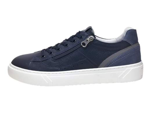 Sneakers Uomo NeroGiardini E400241U in morbida pelle con zip laterale, sottopiede DryGo estraibile, suola platform in gomma. Comfort e design sportivo. Made in Italy.<br /><br />Le sneakers da uomo NeroGiardini E400241U offrono un perfetto mix di stile e comfort. <br />Realizzate in morbida pelle con fodera in pelle, queste scarpe sono dotate di una pratica chiusura con lacci e zip laterale per una calzata facile e sicura. <br />Il sottopiede imbottito estraibile DryGo assicura un comfort ottimale, mentre la suola platform in gomma aggiunge un tocco di grinta al tuo look sportivo. <br />Made in Italy, queste sneakers sono ideali per chi non vuole rinunciare allo stile. <br />Acquistale ora e sperimenta il massimo benessere ad ogni passo!