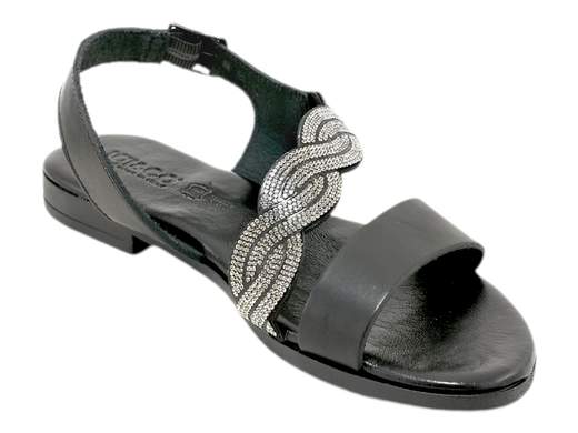 Scopri i Sandali Bassi Donna IGI&CO 5682600 Babila in pelle nera con strass, comodi e stilosi, su Laporta Calzature. Acquista ora!<br /><br />I Sandali Bassi Donna IGI&CO 5682600 Babila, disponibili su Laporta Calzature, offrono un perfetto equilibrio tra stile e comfort. <br />Realizzati in pelle nera con una fascia traversale impreziosita da intrecci di strass, questi sandali aggiungono un tocco di eleganza e originalità al tuo look. <br />Il comodo cinturino con fibbia e inserto elastico non visibile garantisce una calzata sicura, mentre il sottopiede imbottito in memory foam e rivestito in pelle offre un comfort eccezionale per tutto il giorno. <br />Il tacco basso di 1,5 cm e la suola leggera e flessibile rendono questi sandali ideali per un look sofisticato sia in città che in vacanza. <br />Orgogliosamente Made in Italy, rappresentano la qualità e l'artigianalità italiane. <br />Aggiungi un tocco di classe al tuo stile, acquista ora su Laporta Calzature!