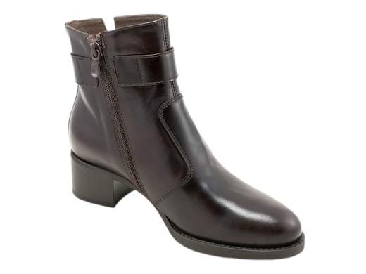 Scopri i Tronchetti Donna NeroGiardini I411270D in pelle con cinturino e accessorio metal, eleganti e pratici con tacco 4 cm. Acquista ora su Laporta Calzature! <br /><br />I Tronchetti Donna NeroGiardini I411270D, disponibili su Laporta Calzature, sono l’essenza del glamour pratico, perfetti per accompagnarti in ogni occasione. <br />Realizzati interamente in pelle di qualità, questi tronchetti sfoggiano un elegante cinturino alla caviglia impreziosito da un raffinato accessorio metallico. <br />La chiusura con zip laterale è pensata per chi vuole uscire di casa con stile... ma senza perdere tempo! <br />Il sottopiede estraibile DryGo non solo offre comfort, ma mantiene i tuoi piedi freschi assorbendo l’umidità. <br />La suola in gomma antiscivolo e il tacco di 4 cm ti garantiscono stabilità e comodità per tutto il giorno. <br />Scegli praticità, raffinatezza e un pizzico di grinta: acquista ora su Laporta Calzature e porta il tuo outfit al livello successivo!