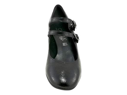 Décolleté Cinzia Soft in vernice naplack con doppi cinturini e tacco comodo: eleganza Made in Italy da mattina a sera.<br /><br />Quando il fascino incontra la praticità, nascono le décolleté Cinzia Soft IC9117. Realizzate in morbida vernice naplack, conquistano al primo sguardo con i due cinturini regolabili e le fibbie luminose che regalano un tocco sofisticato e un’andatura sicura.<br /><br />Il sottopiede in pelle imbottito accoglie il piede in un abbraccio di comfort, mentre il tacco a blocco da 5 cm è l’alleato perfetto per slanciare senza stancare. La suola in cuoio sintetico con antiscivolo garantisce stabilità anche nei momenti più frenetici.<br /><br />Ideali per look eleganti e raffinati, dall’ufficio all’aperitivo, con il comfort che solo Cinzia Soft sa offrire. Ovviamente Made in Italy.<br /><br />Scopri ora il piacere di camminare con stile: aggiungile subito al carrello!