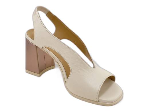 Sandali slingback Gianmarco Sorelli in pelle milk con tacco a blocco bronzo specchiato. Comodi, flessibili e super glam. Made in Italy!<br /><br />Quando il comfort incontra il glamour, nascono loro: i sandali donna Gianmarco Sorelli 2164/Flex. Eleganti, pratici e così chic che farai invidia anche alla tua migliore amica fashionista.<br /><br />La tomaia in pelle color milk è una carezza per il piede, mentre il cinturino posteriore con elastico garantisce una calzata perfetta—niente più “ciabattamenti” imbarazzanti. Il vero tocco wow? Il tacco a blocco da 7,5 cm rivestito a specchio bronzo: riflette luce, stile e autostima!<br /><br />Il sottopiede in pelle imbottito ti coccola passo dopo passo, e la suola in gomma flessibile e antiscivolo ti fa dimenticare di indossare un tacco. Perfetti per outfit eleganti estivi, cerimonie, party e serate dove vuoi sentirti al top senza sacrificare la comodità.<br /><br />Eleganza artigianale *Made in Italy*, da indossare con disinvoltura e un pizzico di ironia.<br />Non aspettare: è ora di brillare (e camminare da regina)!