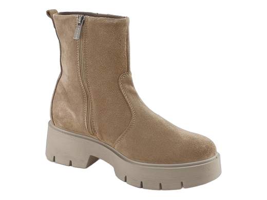 Stivaletti Igi&Co in pelle scamosciata fango con strass, fondo carrarmato leggero e comfort elevato. Stile raffinato Made in Italy.<br /><br />Questi stivaletti Igi&Co Stefy uniscono carattere e femminilità con grande naturalezza. La tomaia in pelle scamosciata color fango dona un’eleganza morbida e versatile, arricchita da una delicata banda di piccoli strass sul gambale esterno che illumina il look senza eccessi, nel segno del Made in Italy.<br /><br />All’interno, la soletta in pelle imbottita ed estraibile assicura traspirabilità e una piacevole sensazione di morbidezza, mantenendo il piede asciutto e rilassato anche dopo molte ore. La calzata è comoda e accogliente, ideale per accompagnarti durante tutta la giornata.<br /><br />La zip laterale rende la calzata pratica, mentre il fondo carrarmato in poliuretano da 5 cm è leggero e ammortizzante, perfetto per affrontare l’inverno con stabilità e comfort. Un dettaglio che aggiunge grinta senza rinunciare allo stile.<br /><br />Stivaletti casual ma curati, perfetti dall’ufficio alle uscite serali, per completare outfit raffinati con un tocco luminoso.<br />Indossali e lasciati conquistare da un comfort che non rinuncia allo stile.