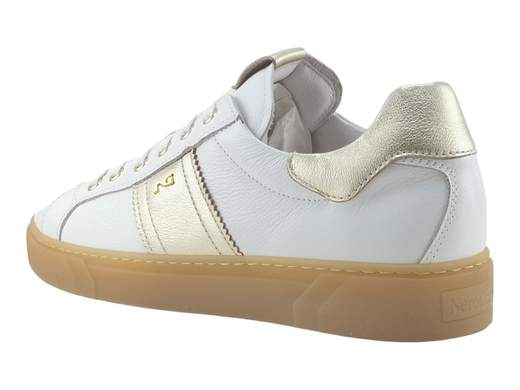 Scarpa sportiva donna NeroGiardini in pelle bianca con dettagli miele, suola platform ambra e plantare traspirante memory foam DryGo per un comfort urbano superiore.