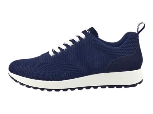 Sneakers uomo IGI&CO in tessuto tecnico super traspirante con fondo running da 3,5 cm. Leggere, fresche e perfette dal lavoro alla vacanza.<br /><br />Sneakers uomo IGI&CO 7632611 Saro: le scarpe che sanno cosa vuol dire “lascia respirare il piede”, ma con stile. <br />Realizzate interamente in tessuto tecnico traspirante, queste sneakers sono perfette per affrontare anche le giornate più bollenti senza perdere la testa (né il piede). <br />Il sottopiede in pelle è estraibile, imbottito e ultra traspirante: una coccola continua. <br />La chiusura con lacci a 6 fori garantisce una vestibilità personalizzata, mentre il fondo running da 3,5 cm in poliuretano flessibile ti dà la spinta giusta per affrontare tutto: dal traffico del mattino al tramonto in riva al mare. <br />Ovviamente, Made in Italy.<br />Non perdere tempo: clicca e corri a provarle, il tuo piede ti ringrazierà!
