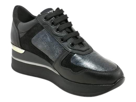 Esplora lo stile e il comfort con le sneakers donna Cinzia Soft IV2518913. Queste sneakers di alta qualità combinano la pelle e il camoscio con dettagli lucidi stampati, creando un design unico e accattivante. La chiusura lampo con regolazione dei lacci assicura una vestibilità personalizzata e facile da indossare. Il sottopiede imbottito in pelle, estraibile per una pulizia semplice, garantisce un comfort straordinario. Con un fondo ginnico alto di 5,5 cm, queste sneakers offrono non solo uno stile distintivo ma anche un supporto extra alla tua camminata. Scegli le Cinzia Soft IV2518913 per un'esperienza di indossabilità superiore, combinando moda e comfort in modo impeccabile.