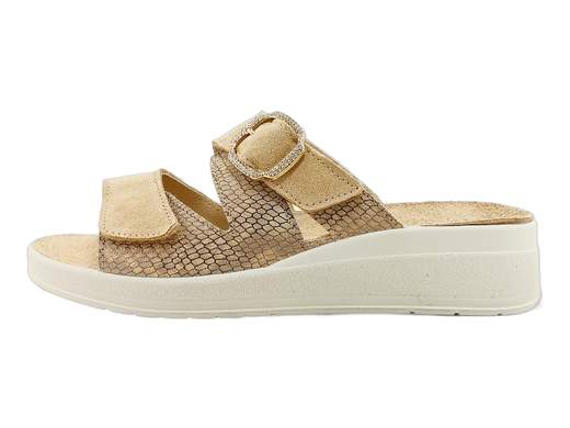 Ciabatte donna zeppa Grunland CE0464 DIDA in camoscio con plantare estraibile RE-SOFT. Comfort, stile e praticità con 4 cm di leggerezza.<br /><br />Ciabatte da donna Grunland CE0464: quando la comodità incontra un tocco di brillantezza. La tomaia in camoscio e stampa rettile, arricchita da fibbia dorata con strass, regala un look raffinato ma sempre pratico.<br /><br />Le due fasce regolabili a strappo ti permettono di avere la calzata che vuoi, senza compromessi. Il vero asso nella manica? Il plantare imbottito RE-SOFT in pelle, estraibile e sostituibile: comfort personalizzato a ogni passo.<br /><br />La zeppa in poliuretano da 4 cm è leggera, stabile e ammortizzante, perfetta per accompagnarti dalla passeggiata in città al relax in vacanza. Grunland pensa al tuo benessere senza rinunciare allo stile.<br /><br />Non lasciarle scappare: scegli le tue Grunland CE0464 e porta ai piedi comodità e charme tutti i giorni.