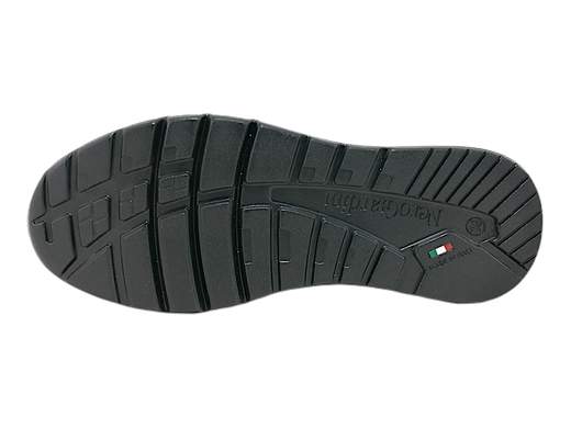 Scopri l'eccellenza italiana con la sneaker da donna NeroGiardini I308330D. Realizzata in pelle con riporto vernice, presenta un elegante inserto animalier per un tocco di stile. Il sottopiede in pelle estraibile DryGo assorbe l'umidità, garantendo comfort e benessere durante tutto il giorno. Con un moderno fondo ginnico alto 3,5 cm, questa sneaker unisce moda e funzionalità per un look irresistibile. Prova l'arte artigianale italiana ad ogni passo. Acquista ora e vivi l'eleganza Made in Italy.