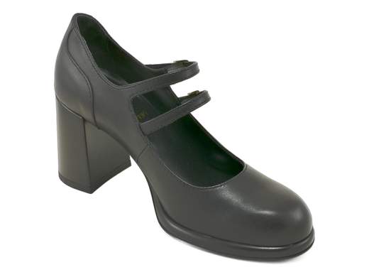 Décolleté NeroGiardini I514320D in pelle con doppi cinturini dorati e tacco a blocco 7,5 cm. Eleganti, comode e 100% Made in Italy.<br /><br />Le décolleté NeroGiardini I514320D sono il mix perfetto tra fascino e comfort: eleganti sì, ma senza sacrifici per i tuoi piedi. Realizzate interamente in morbida pelle, sfoggiano due cinturini regolabili con fibbie dorate che regalano un tocco raffinato e assicurano una calzata stabile e precisa.<br /><br />Il sottopiede in pelle imbottito con memory foam coccola ogni passo, mentre il tacco a blocco da 7,5 cm con un plateau di 1 cm dona slancio e sicurezza anche dopo ore di utilizzo. La suola in gomma antiscivolo completa un modello pensato per affrontare la giornata (e la serata) con stile.<br /><br />Ideali per l’ufficio, un aperitivo o una cena elegante: un vero passe-partout per chi ama la moda senza rinunciare alla comodità.<br />Ovviamente Made in Italy — perché l’eleganza vera inizia dai dettagli.<br /><br />Ti va di brillare con classe? Queste décolleté sono pronte a farlo con te.