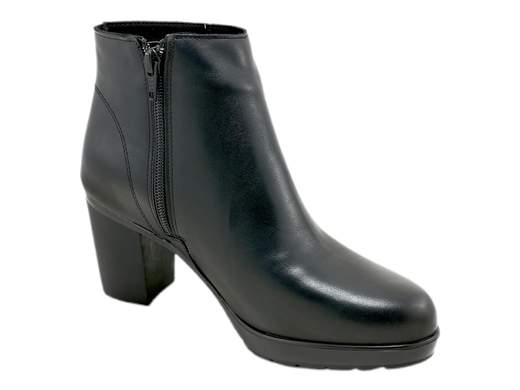 Scopri i Tronchetti Donna Susimoda 84640/89 in pelle con tacco a blocco di 7 cm e battistrada carrarmato. Grintosi e comodi, acquistali ora su Laporta Calzature! <br /><br />I Tronchetti Donna Susimoda 84640/89, disponibili su Laporta Calzature, sono la scelta perfetta per chi ama coniugare comfort e stile. <br />Realizzati in morbida pelle di alta qualità, si distinguono per la loro robustezza e il carattere deciso, grazie alla suola in gomma con leggero battistrada carrarmato. <br />La zip laterale rende la calzata pratica e veloce, mentre il sottopiede imbottito in pelle coccola il piede tutto il giorno. <br />Il tacco a blocco di 7 cm dona slancio senza compromettere la stabilità, rendendoli ideali per un look da ufficio grintoso o per una serata divertente con amici. <br />Rinnova il tuo stile con un tocco di carattere: acquista ora su Laporta Calzature e affronta ogni occasione con grinta Made in Italy!