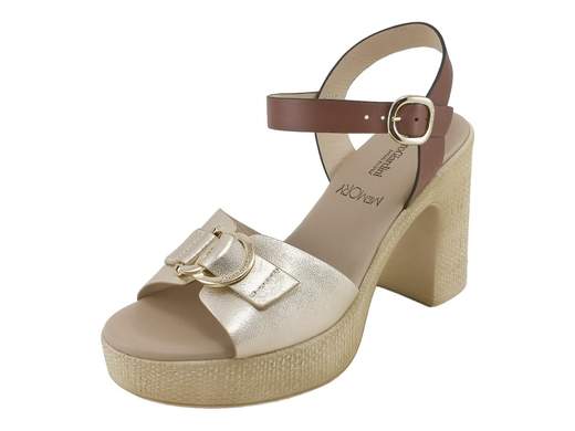 Sandalo donna NeroGiardini in pelle con tacco largo 9cm, plateau 3cm e accessorio dorato, disponibile nelle varianti miele/cuoio e bianco/cipria con sottopiede memory.