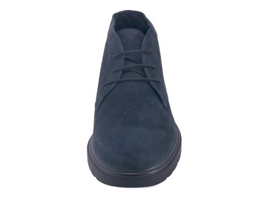 Desert boot in pelle scamosciata blu notte con soletta estraibile e suola leggera. Comode, eleganti e versatili per lavoro e tempo libero.<br /><br />Queste desert boot in pelle scamosciata blu notte rappresentano una scelta raffinata e attuale per chi cerca uno stile sobrio ma ricercato, perfetto da indossare ogni giorno. Il colore profondo e la texture morbida della pelle donano eleganza senza risultare formali.<br /><br />La classica allacciatura a 3 fori assicura una regolazione semplice e sempre precisa, mentre la fodera interamente in pelle contribuisce a mantenere il piede confortevole e ben traspirante. La soletta imbottita ed estraibile migliora l’appoggio e rende la calzata morbida anche dopo molte ore di utilizzo.<br /><br />La suola in poliuretano con tacco da 3 cm è leggera, flessibile e ammortizzante: accompagna il passo in modo naturale e rende queste desert boot ideali per affrontare le giornate più fredde senza affaticare il piede.<br /><br />Versatili e facili da abbinare, sono perfette sia per il lavoro e l’ufficio, sia per le uscite serali, adattandosi con naturalezza a tutti gli outfit casual raffinati.<br />Aggiungile ora al carrello e scegli una desert boot comoda ed elegante, pensata per accompagnarti ogni giorno con stile e comfort.<br /><br />Made in Italy.