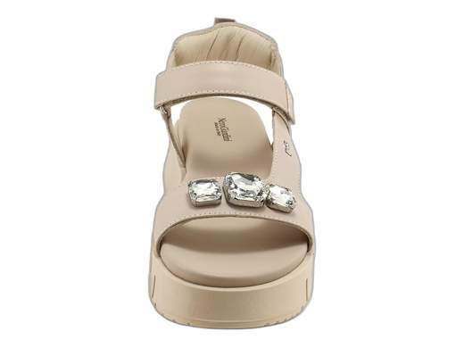 Sandali NeroGiardini con platform e maxi pietre brillanti: sportivi, glam e super comodi. Perfetti per brillare tutti i giorni. Made in Italy!<br /><br />Chi ha detto che i sandali sportivi da donna non possono essere anche un concentrato di glamour e brillantezza? I NeroGiardini E410707D smentiscono tutto, con un look che grida “sono comoda, ma anche un incanto”.<br /><br />Realizzati interamente in pelle premium, con cinturino alla caviglia regolabile a strappo (zero complicazioni), questi sandali sfoggiano una fascia anteriore decorata con 3 maxi pietre luminose—per brillare come si deve, anche a 30 gradi all’ombra.<br /><br />Il cinturino posteriore imbottito a cuscinetto coccola il tallone, mentre il sottopiede in pelle sagomato e imbottito ti accompagna per ore senza un lamento. Il fondo platform in gomma da 5,5 cm, con logo in bella vista, ti regala quei centimetri in più senza sacrificare la stabilità.<br /><br />Perfetti per look sportivi chic, outfit casual ma curati, o per dare una svolta luminosa anche alla giornata più grigia.<br />Comfort stellare, stile unico e qualità Made in Italy: questi sono i tuoi nuovi sandali preferiti.