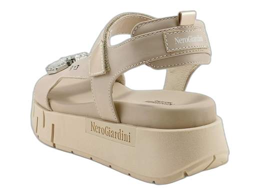 Sandali NeroGiardini con platform e maxi pietre brillanti: sportivi, glam e super comodi. Perfetti per brillare tutti i giorni. Made in Italy!<br /><br />Chi ha detto che i sandali sportivi da donna non possono essere anche un concentrato di glamour e brillantezza? I NeroGiardini E410707D smentiscono tutto, con un look che grida “sono comoda, ma anche un incanto”.<br /><br />Realizzati interamente in pelle premium, con cinturino alla caviglia regolabile a strappo (zero complicazioni), questi sandali sfoggiano una fascia anteriore decorata con 3 maxi pietre luminose—per brillare come si deve, anche a 30 gradi all’ombra.<br /><br />Il cinturino posteriore imbottito a cuscinetto coccola il tallone, mentre il sottopiede in pelle sagomato e imbottito ti accompagna per ore senza un lamento. Il fondo platform in gomma da 5,5 cm, con logo in bella vista, ti regala quei centimetri in più senza sacrificare la stabilità.<br /><br />Perfetti per look sportivi chic, outfit casual ma curati, o per dare una svolta luminosa anche alla giornata più grigia.<br />Comfort stellare, stile unico e qualità Made in Italy: questi sono i tuoi nuovi sandali preferiti.