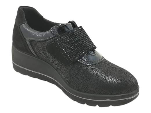 Scopri le Sneakers Donna ENVAL Soft 6764900 RUNA in tessuto stretch con inserto in vernice, comode e ammortizzate, su Laporta Calzature. Acquista ora!<br /><br />Le Sneakers Donna ENVAL Soft 6764900 RUNA, disponibili su Laporta Calzature, sono ideali per chi desidera una scarpa che si adatti perfettamente al piede, garantendo comfort e un tocco di stile. <br />La tomaia elasticizzata con inserto in vernice si modella con facilità e dona un look elegante ma versatile, mentre la chiusura a strappo in camoscio, decorata da luminosi strass, aggiunge quel pizzico di glamour che non guasta mai. <br />Il sottopiede estraibile in memory foam assicura una comodità su misura, perfetta per affrontare giornate intense. Con un fondo zeppa ammortizzante in poliuretano da 5 cm, queste sneakers ti offriranno altezza e stabilità senza appesantire. <br />Se cerchi comfort e stile in un’unica scarpa, acquista ora su Laporta Calzature e cammina con classe!