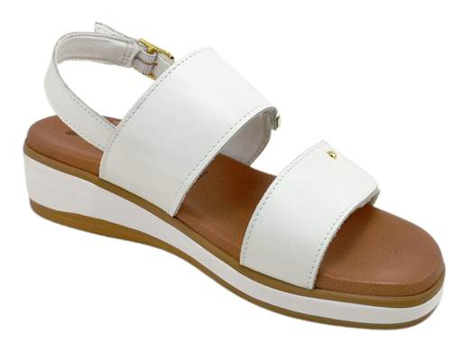 Scopri i Sandali Donna Susimoda 22430/06 in pelle con fasce regolabili e accessorio dorato, comodi e ammortizzati, su Laporta Calzature. Acquista ora!<br /><br />I Sandali Donna Susimoda 22430/06, disponibili su Laporta Calzature, uniscono eleganza e comfort, perfetti per tutte le occasioni, sia in città che in vacanza. <br />Realizzati con due ampie fasce in raffinata pelle regolabili a strappo, sono impreziositi da un elegante accessorio dorato. <br />La fodera interamente in pelle assicura una calzata confortevole, mentre il comodo fondo zeppa di 3,5 cm in gomma leggera offre leggerezza e stabilità. Il sottopiede imbottito in pelle PIUMA GEL, indeformabile, garantisce un'ammortizzazione eccezionale a ogni passo. <br />La chiusura con cinturino posteriore e fibbia, insieme all’elastico nascosto, assicura una calzata perfetta. <br />Aggiungi comfort e stile al tuo look estivo, acquista ora su Laporta Calzature!