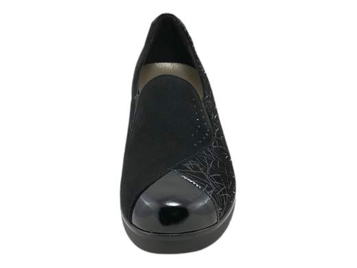 Esplora lo stile e il comfort con i nostri mocassini Susimoda 87120/76! <br />Realizzati con cura in Italia, questi mocassini sono progettati per offrirti il massimo comfort durante tutto il giorno. <br />La tomaia in morbido camoscio stampato, impreziosito da strass in tinta e inserti di naplak lucido, aggiunge un tocco di eleganza al tuo outfit quotidiano. <br />Il sottopiede in pelle con imbottitura, una volta estratto, aumenta il volume di calzata per adattarsi anche ai piedi più robusti. <br />Con un fondo zeppa di 3,5 cm, questi mocassini sono leggeri e comodi, perfetti per affrontare qualsiasi giornata con stile. <br />Rilassati e coccola i tuoi piedi con i mocassini Susimoda!