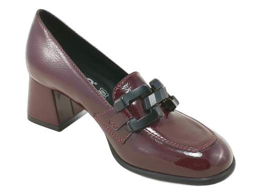 Mocassini IGI&CO 8696111 Fabiana in vernice naplack con catena e tacco a blocco. Eleganza e comfort in puro stile Made in Italy.<br /><br />I mocassini IGI&CO 8696111 Fabiana sono la perfetta sintesi tra classe e comodità. Realizzati in morbida vernice naplack bordeaux (bordò), conquistano al primo sguardo grazie al raffinato accessorio a catena che aggiunge un tocco glamour senza rinunciare alla sobrietà.<br /><br />Il sottopiede in pelle imbottito avvolge il piede in un comfort totale, mentre il tacco a blocco da 5,5 cm e la suola in gomma antiscivolo assicurano stabilità e praticità in ogni momento della giornata.<br /><br />Ideali per l’ufficio, una passeggiata in centro o una serata chic, questi mocassini sono l’emblema dello stile raffinato che non rinuncia al benessere.<br />Ovviamente Made in Italy — eleganza e comfort firmati dalla tradizione artigianale italiana.<br /><br />Provali e scopri quanto può essere comodo essere impeccabilmente elegante!