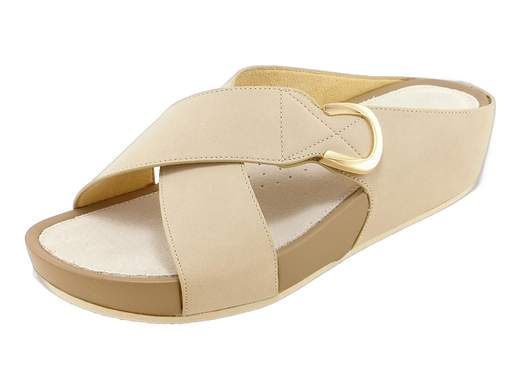 Ciabatta donna Grunland CI 1580 C9DIRA con zeppa 4 cm, fascia regolabile a strappo e sottopiede in pelle imbottito. Comfort e leggerezza.<br /><br />La ciabatta donna Grunland CI 1580 C9DIRA è la compagna perfetta per affrontare le giornate estive con leggerezza e stile. La tomaia ad incrocio in ecopelle, arricchita da un elegante accessorio dorato, aggiunge quel tocco chic che rende speciale anche il look più semplice.<br /><br />Una delle fasce è regolabile a strappo, così puoi adattare la calzata alle tue esigenze in pochi secondi. Il sottopiede in pelle imbottito ti coccola a ogni passo, mentre la zeppa di 4 cm con suola antiscivolo regala stabilità senza rinunciare alla praticità.<br /><br />Perfette per il tempo libero, le passeggiate o le vacanze, queste ciabatte Grunland sono pensate per offrirti comfort intelligente e versatilità in ogni occasione.<br /><br />Non lasciartele scappare: scopri subito il piacere di camminare comoda e con stile!