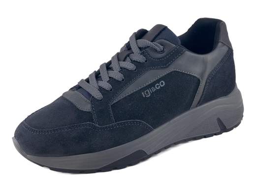 Sneakers uomo in pelle scamosciata bicolore, leggere e ammortizzate, ideali per camminare a lungo con comfort quotidiano.<br /><br />Queste sneakers da uomo combinano stile urbano raffinato e comfort avanzato, risultando perfette per un utilizzo quotidiano e prolungato. La tomaia è realizzata in pelle scamosciata bicolore blu notte con inserto grigio, una combinazione elegante e versatile che si adatta facilmente sia a look casual sia a outfit più curati.<br /><br />La calzata è comoda e ben bilanciata, studiata per accompagnare il piede durante tutta la giornata. La soletta estraibile in pelle memory foam, traspirante e ammortizzata, assicura un appoggio morbido e confortevole, riducendo l’affaticamento anche dopo molte ore di utilizzo.<br /><br />La chiusura con lacci a 6 fori permette una regolazione precisa e personalizzata, garantendo stabilità e adattabilità a ogni tipo di piede. Il vero punto di forza è il fondo running in poliuretano alto 4 cm, leggero e flessibile, progettato per offrire ottimo assorbimento degli urti. La sua forma sportiva favorisce una naturale proiezione del peso in avanti, rendendo queste sneakers particolarmente indicate per lunghe camminate e utilizzo continuo.<br /><br />Ideali per il tempo libero, il lavoro informale e la vita urbana, rappresentano una scelta affidabile per chi cerca comfort, leggerezza e stile Made in Italy in un’unica calzatura.