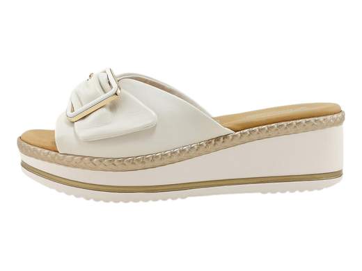 Ciabatte donna Susimoda 1424/12 con fascia regolabile, PIUMA GEL e zeppa da 5 cm. Comfort ed eleganza Made in Italy.<br /><br />Le ciabatte SUSIMODA 1424/12 sono l’incontro perfetto tra comodità e stile, pensate per chi non vuole rinunciare a un tocco elegante anche nei momenti di relax fuori casa. La fascia in morbida pelle è impreziosita da una fibbia dorata funzionale che permette di regolare la calzata in pianta con precisione.<br /><br />Il sottopiede PIUMA GEL in pelle imbottita offre un’ammortizzazione sorprendente ad ogni passo, mentre la zeppa in poliuretano da 5 cm assicura slancio e stabilità senza appesantire.<br /><br />Una scelta ideale per affrontare le giornate con leggerezza e stile, tra passeggiate, commissioni e tempo libero. Ovviamente Made in Italy.<br /><br />Vuoi unire comodità e raffinatezza in una sola calzatura? Questo modello ti aspetta.