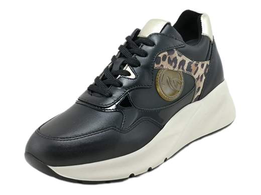 Scopri l'eccellenza italiana con la sneaker da donna NeroGiardini I308330D. Realizzata in pelle con riporto vernice, presenta un elegante inserto animalier per un tocco di stile. Il sottopiede in pelle estraibile DryGo assorbe l'umidità, garantendo comfort e benessere durante tutto il giorno. Con un moderno fondo ginnico alto 3,5 cm, questa sneaker unisce moda e funzionalità per un look irresistibile. Prova l'arte artigianale italiana ad ogni passo. Acquista ora e vivi l'eleganza Made in Italy.