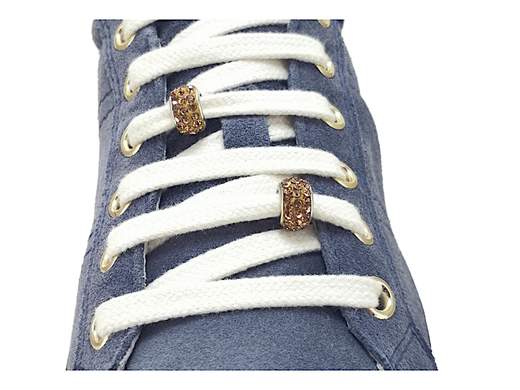 Elegante scarpa sportiva donna NeroGiardini in pelle scamosciata con accessori strass ambrati, suola platform 4 cm e plantare memory foam DryGo per massimo comfort.