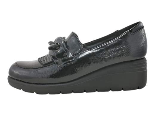 Scopri i Mocassini Donna Susimoda 94030/181 in vernice con catena e frangia, comfort e stile su zeppa antiscivolo. Acquista ora su Laporta Calzature!<br /><br />I Mocassini Donna Susimoda 94030/181, disponibili su Laporta Calzature, sono la scelta perfetta per chi desidera un mix di eleganza e comodità. <br />La tomaia in morbida vernice, impreziosita da un accessorio catena e frangia, aggiunge un tocco di stile che non passa inosservato. <br />La fodera in tessuto e il plantare imbottito in pelle automodellante offrono un comfort incredibile, adattandosi al piede come una seconda pelle. <br />La zeppa in gomma antiscivolo e flessibile da 5 cm regala la giusta altezza senza sacrificare la stabilità, perfetta per passare dall’ufficio a un look sportivo in un attimo. <br />Aggiungi comfort e carattere al tuo guardaroba, acquista ora su Laporta Calzature!