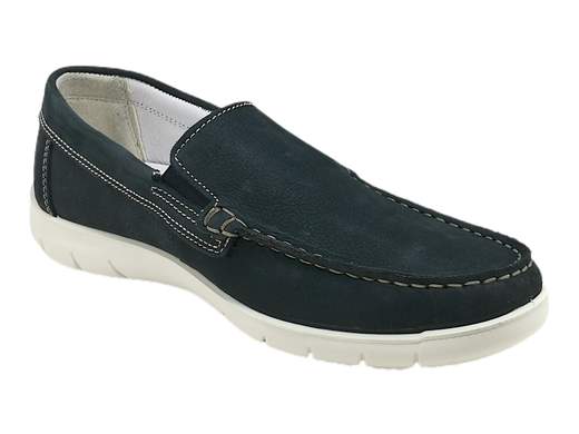 Eleva il tuo comfort e stile con il mocassino uomo IGI&CO 3612600 Liroy. Realizzato in morbido nabuk blu, offre una calzata comoda grazie al plantare in pelle Memory Foam estraibile. La suola in poliuretano Extra Flessibile garantisce una camminata senza sforzo. Questo mocassino Made in Italy unisce eleganza e praticità per un look impeccabile.