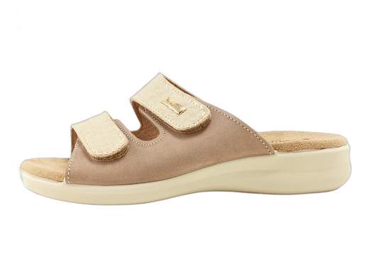 Ciabatte Susimoda 1065/130 in nabuk con doppio strappo e zeppa 3 cm. Comodità per la casa con qualità Made in Italy.<br /><br />Le Susimoda 1065/130 sono pensate per chi in casa vuole sentirsi comoda ma con un tocco di stile. La tomaia in nabuk con stampa rettile aggiunge un dettaglio elegante, mentre i due strappi regolabili permettono di adattare la calzata anche ai piedi più sensibili o gonfi a fine giornata.<br /><br />Il sottopiede in tessuto imbottito è studiato per essere antiscivolo e antisudore, così da garantire una piacevole sensazione anche dopo molte ore. La zeppa in poliuretano da 3 cm è leggera, stabile e offre il giusto supporto per camminare senza affaticare il piede. Ovviamente Made in Italy.<br /><br />Cerchi una ciabatta da casa comoda, regolabile e un po’ più curata del solito? Questo modello è pronto a seguirti in ogni momento di relax.