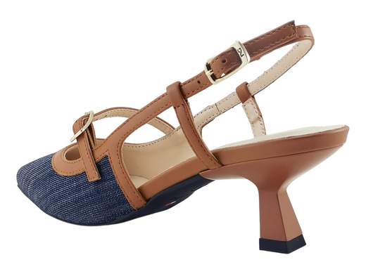 Elegante scarpa slingback NeroGiardini con punta in tessuto jeans e cinturini in pelle cognac, tacco 5 cm e doppia fibbia, ideale per cerimonie e serate chic.