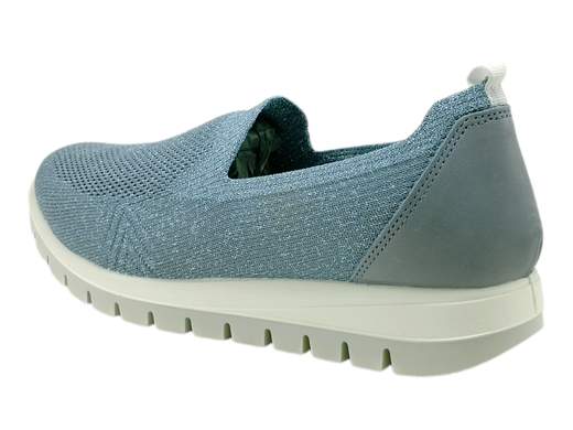 Scopri i Mocassini Donna IGI&CO 5660622 Ellen in tessuto color cielo puntinato argento, freschi e comodi, su Laporta Calzature. Acquista ora!<br /><br />I Mocassini Donna IGI&CO 5660622 Ellen, disponibili su Laporta Calzature, sono la scelta ideale per chi cerca comfort e freschezza durante le mezze stagioni e le giornate estive. <br />Realizzati in morbido tessuto color cielo puntinato argento, questi mocassini garantiscono traspirabilità e uno stile elegante. <br />La comoda zeppa sportiva di 3,5 cm offre stabilità e praticità, perfetta per affrontare la vita urbana con stile. <br />Il morbido sottopiede estraibile in pelle assicura comfort per tutto il giorno, rendendoli ideali per un utilizzo prolungato. <br />Made in Italy, questi mocassini rappresentano la qualità e la raffinatezza dell’artigianato italiano. <br />Non perdere l'occasione di aggiungere un tocco di eleganza al tuo look, acquista ora su Laporta Calzature!