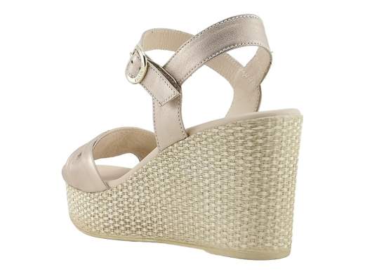 Elegante sandalo donna NeroGiardini in pelle nappa laminata sabbia con zeppa 8 cm, dettagli gioiello e plantare memory imbottito per un comfort urban raffinato.