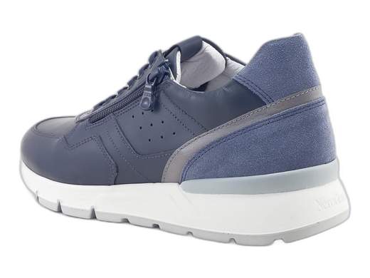 Sneakers uomo NeroGiardini in pelle bianca con zip e sottopiede DryGo. Comfort e stile impeccabili. Scoprile ora!<br /><br />Sneakers uomo NeroGiardini E500650U, realizzate interamente in pelle bianca per uno stile pulito ma deciso. <br />Doppia chiusura con lacci e zip laterale per la massima praticità. <br />La fodera interna in morbida spugna assorbe e dissipa il sudore, mantenendo il piede fresco e asciutto. <br />Sottopiede in pelle imbottito ed estraibile DryGo, sinonimo di igiene e traspirabilità. <br />Il fondo running in gomma di 4 cm assicura leggerezza, grip e slancio. <br />Raffinate, grintose e comodissime: provale subito e rinnova il tuo stile!