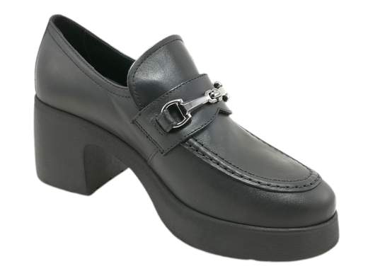 Scopri i Mocassini Donna NeroGiardini I411290D in pelle con tacco a blocco e accessorio metal brunito, comodi e versatili, su Laporta Calzature. Acquista ora!<br /><br />I Mocassini Donna NeroGiardini I411290D, disponibili su Laporta Calzature, sono la scelta perfetta per chi cerca eleganza e comfort in un’unica scarpa. <br />Realizzati in pregiata pelle con fodera in pelle, questi mocassini vantano un elegante accessorio metallico brunito che aggiunge un tocco chic. <br />Il tacco a blocco di 6,5 cm e il plateau di 2 cm regalano slancio senza sacrificare la comodità, mentre la suola in gomma antiscivolo ti accompagnerà con sicurezza in ogni momento della giornata. <br />Il plantare imbottito offre comfort extra, ideale per lunghe giornate in ufficio o per un look sportivo e casual. <br />Divertiti a mixare i tuoi outfit e rinnova il tuo guardaroba con stile: acquista ora su Laporta Calzature!