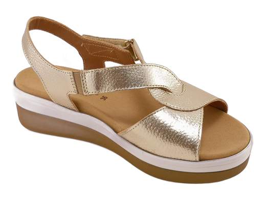 Sandali SUSIMODA 2012/34 con tomaia in pelle, chiusura a strappo ed elastico, plantare assorbente e zeppa 4,5 cm. Comfort e stile Made in Italy.<br /><br />I SUSIMODA 2012/34 sono la scelta perfetta per chi desidera un sandalo comodo ma con un look curato. La tomaia, interamente in pelle laminata, combina una fascia ampia e morbida con eleganti incroci sul collo del piede. Da un lato trovi un comodo elastico che accompagna i movimenti, dall'altro una chiusura a strappo regolabile per adattarsi perfettamente alla pianta.<br /><br />Il plantare, morbido e imbottito, è rivestito in microfibra assorbente studiata per mantenere il piede asciutto anche nelle giornate più calde. La zeppa leggera in poliuretano da 4,5 cm offre il giusto sostegno senza appesantire il passo. Ovviamente Made in Italy.<br /><br />Cerchi un sandalo pratico da indossare tutto il giorno, ma che abbia comunque un tocco di stile? Questo modello è pensato proprio per te.