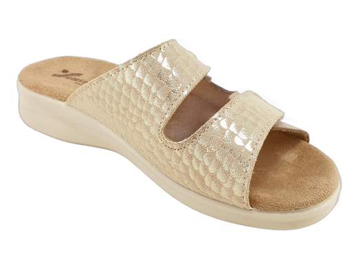 Ciabatte Susimoda 1065/130 in nabuk con doppio strappo e zeppa 3 cm. Comodità per la casa con qualità Made in Italy.<br /><br />Le Susimoda 1065/130 sono pensate per chi in casa vuole sentirsi comoda ma con un tocco di stile. La tomaia in nabuk con stampa rettile aggiunge un dettaglio elegante, mentre i due strappi regolabili permettono di adattare la calzata anche ai piedi più sensibili o gonfi a fine giornata.<br /><br />Il sottopiede in tessuto imbottito è studiato per essere antiscivolo e antisudore, così da garantire una piacevole sensazione anche dopo molte ore. La zeppa in poliuretano da 3 cm è leggera, stabile e offre il giusto supporto per camminare senza affaticare il piede. Ovviamente Made in Italy.<br /><br />Cerchi una ciabatta da casa comoda, regolabile e un po’ più curata del solito? Questo modello è pronto a seguirti in ogni momento di relax.