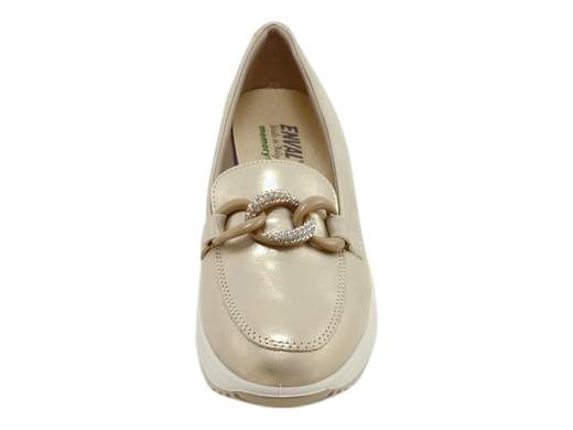 Mocassini donna ENVAL Soft Ronda 7761222 in pelle laminata platino con catena e strass. Plantare memory foam estraibile e zeppa di 5,5 cm. Made in Italy! <br /><br />Se cerchi scarpe che uniscano eleganza e comfort senza rinunciare a un tocco glam, questi mocassini ENVAL Soft fanno al caso tuo! <br />Realizzati in pelle laminata e nuvolata platino, sfoggiano un raffinato accessorio a catena con strass, perché un po’ di brillantezza non guasta mai. <br />Il plantare imbottito in memory foam regala morbidezza a ogni passo, mentre la zeppa di 5,5 cm slancia senza farti rinunciare alla comodità. <br />Perfetti dall’ufficio all’aperitivo, sono la scelta giusta per chi vuole brillare senza sforzo. <br />Li trovi su Laporta Calzature… fai brillare anche il tuo guardaroba!