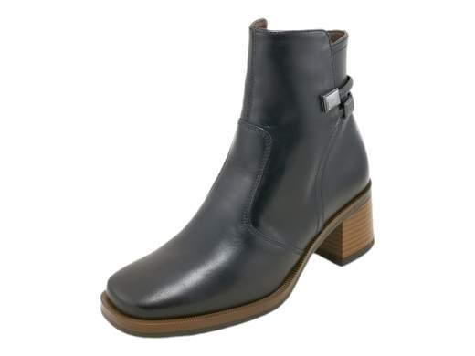 Scopri i Tronchetti Donna NeroGiardini I411303D in pelle con cinturino e accessorio metal, pratici ed eleganti con tacco a blocco da 5 cm. Acquista ora! <br /><br />I Tronchetti Donna NeroGiardini I411303D, disponibili su Laporta Calzature, uniscono praticità e stile con un tocco di eleganza senza tempo. <br />Realizzati interamente in pelle di qualità, presentano un grazioso cinturino alla caviglia impreziosito da un accessorio metallico che dona carattere al design. <br />La zip laterale rende la calzata facile e veloce, perché il tempo è prezioso, ma l'eleganza non va mai sacrificata! <br />Il sottopiede imbottito in pelle assicura comfort, mentre la suola in gomma antiscivolo con tacco a blocco di 5 cm offre stabilità e un pizzico di altezza per affrontare ogni occasione con stile. <br />Dai grinta e raffinatezza al tuo look: acquista ora su Laporta Calzature e cammina con eleganza e sicurezza!