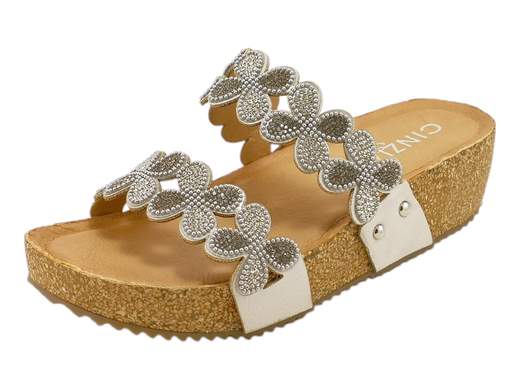 Brilla con le ciabatte donna CINZIA Soft CI1003: comfort e stile per ogni occasione. Provale subito e conquista ogni passo!<br /><br />Pronte a far scintillare ogni passo? Le ciabatte donna CINZIA Soft CI1003 sfoggiano due morbide strisce che avvolgono il piede con delicatezza, impreziosite da una miriade di piccoli strass bicolore che catturano la luce ad ogni movimento.<br /><br />Il sottopiede in pelle, imbottito e morbidissimo, regala un comfort che ti farà dimenticare di averle ai piedi. La zeppa in gomma da 4,5 cm offre sostegno e praticità, accompagnandoti in ogni occasione.<br /><br />Perfette per outfit casual o sportivi, ideali per passeggiate e vacanze: ovunque serva comodità senza rinunciare allo stile. Non aspettare: infilale e goditi la tua estate con passo brillante!