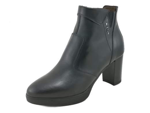 Tronchetti NeroGiardini in pelle nera con tacco 7 cm e plateau 1,5 cm. Eleganti, grintosi e super comodi. Ovviamente Made in Italy.<br /><br />I tronchetti donna NeroGiardini I513800D 100 sono il classico che non stanca mai, ma con quella grinta in più che fa la differenza. Realizzati in pelle nera, impreziositi da un inserto elastico laterale e dal logo in metallo brunito, sono discreti ma pieni di personalità.<br /><br />All’interno trovi fodera in pelle e sottopiede in pelle imbottito, per una camminata morbida e stabile anche dopo tante ore. Il tacco a blocco da 7 cm, addolcito da un plateau da 1,5 cm, slancia senza sacrificare la comodità. La zip laterale interna rende la calzata rapida e pratica, mentre la suola in gomma antiscivolo ti accompagna in sicurezza nelle giornate più intense.<br /><br />Classici ma tutt’altro che banali, questi tronchetti sono perfetti per dare carattere ai tuoi look da ufficio e brillare anche la sera.<br />Ovviamente Made in Italy.<br /><br />Se cerchi eleganza, comfort e un pizzico di grinta… questi tronchetti fanno proprio al caso tuo: aggiungili subito al tuo outfit!