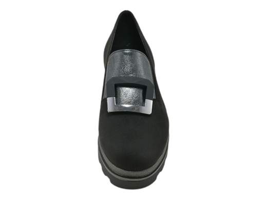 Scopri i Mocassini Donna CINZIA Soft MM855325 in scamosciato nero con accessorio stilizzato, comodi e ammortizzati, su Laporta Calzature. Acquista ora!<br /><br />I Mocassini Donna CINZIA Soft MM855325, disponibili su Laporta Calzature, sono l’alleato perfetto per un look raffinato, ma senza rinunciare alla comodità. <br />Realizzati in scamosciato nero con un inserto laminato brillante, sono impreziositi da un grazioso accessorio stilizzato che dona un tocco di eleganza. <br />Il plantare imbottito in pelle ti coccolerà tutto il giorno, mentre la zeppa di 5 cm in poliuretano leggero con effetto ammortizzante ti regalerà quel pizzico di altezza senza sacrificare il comfort. <br />Ideali per l’ufficio o una serata fuori, questi mocassini sono talmente versatili che ti accompagneranno in ogni momento della giornata. <br />Cosa aspetti? Metti un po' di glamour ai tuoi piedi e acquista ora su Laporta Calzature!