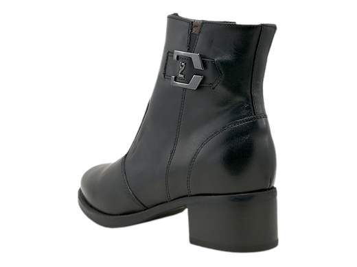 Scopri l'eleganza senza tempo con il tronchetto da donna NeroGiardini I308232D. Realizzato interamente in pelle e impreziosito da un raffinato accessorio metal, questo tronchetto è il perfetto connubio tra stile e comfort. Il sottopiede in pelle estraibile DryGo assorbe l'umidità, garantendo comfort e benessere ad ogni passo. La suola in gomma offre una presa sicura, mentre il tacco comodo alto 4 cm aggiunge un tocco di sofisticatezza. Questo tronchetto Made in Italy è la scelta ideale per una donna moderna e raffinata. Acquista ora e vivi l'autentica bellezza italiana.