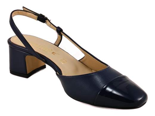 Décolleté bicolore Nacrée con tacco 4,5cm a blocco, cinturino regolabile e suola antiscivolo. Comfort classico e manifattura artigianale per cerimonie o ufficio.