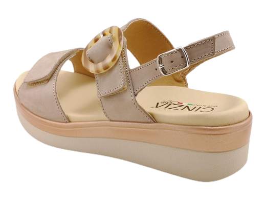 Scopri i Sandali CINZIA Soft IO10691NB 003 in morbida pelle nabuk con fasce regolabili, comodi e versatili, su Laporta Calzature. Acquista ora!<br /><br />I Sandali CINZIA Soft IO10691NB 003, disponibili su Laporta Calzature, sono il perfetto equilibrio tra comfort e stile. <br />Realizzati in morbida pelle nabuk, questi sandali sono dotati di due fasce regolabili a strappo che permettono una calzata comoda e personalizzata per ogni piede. Il fondo zeppa di 4,5 cm è studiato per offrire un supporto confortevole, mentre il sottopiede morbido in pelle garantisce stabilità e comfort per tutto il giorno. <br />Orgogliosamente Made in Italy, questi sandali rappresentano la qualità e l’artigianalità italiane.<br />Rinnova il tuo look estivo con eleganza e comodità, acquista ora su Laporta Calzature!
