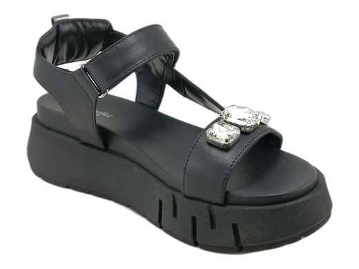 Sandali NeroGiardini con platform e maxi pietre brillanti: sportivi, glam e super comodi. Perfetti per brillare tutti i giorni. Made in Italy!<br /><br />Chi ha detto che i sandali sportivi da donna non possono essere anche un concentrato di glamour e brillantezza? I NeroGiardini E410707D smentiscono tutto, con un look che grida “sono comoda, ma anche un incanto”.<br /><br />Realizzati interamente in pelle premium, con cinturino alla caviglia regolabile a strappo (zero complicazioni), questi sandali sfoggiano una fascia anteriore decorata con 3 maxi pietre luminose—per brillare come si deve, anche a 30 gradi all’ombra.<br /><br />Il cinturino posteriore imbottito a cuscinetto coccola il tallone, mentre il sottopiede in pelle sagomato e imbottito ti accompagna per ore senza un lamento. Il fondo platform in gomma da 5,5 cm, con logo in bella vista, ti regala quei centimetri in più senza sacrificare la stabilità.<br /><br />Perfetti per look sportivi chic, outfit casual ma curati, o per dare una svolta luminosa anche alla giornata più grigia.<br />Comfort stellare, stile unico e qualità Made in Italy: questi sono i tuoi nuovi sandali preferiti.
